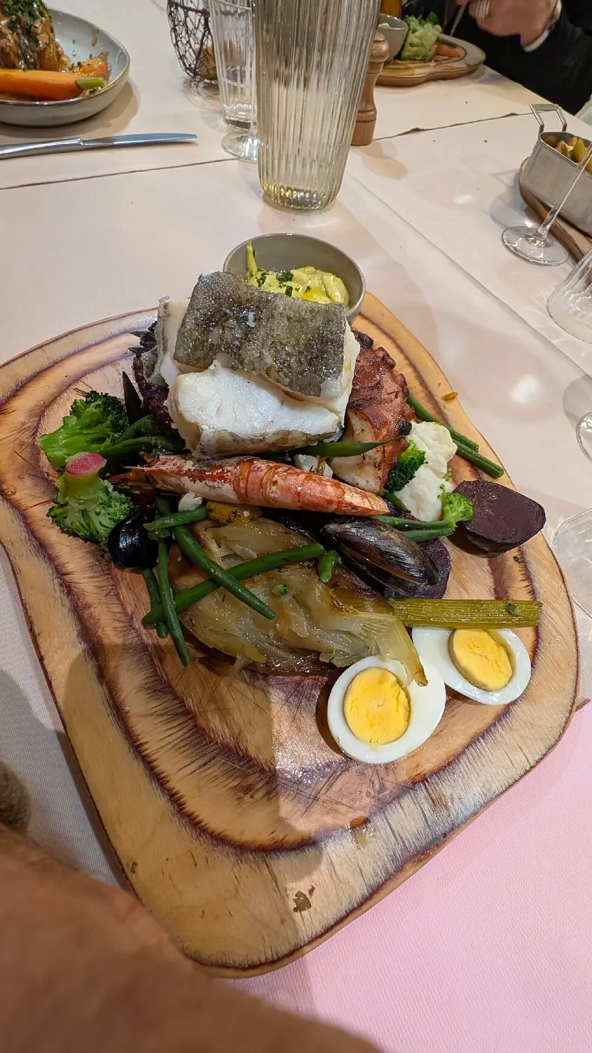 Planche d'aïoli : poisson, légumes, œufs durs et sauce