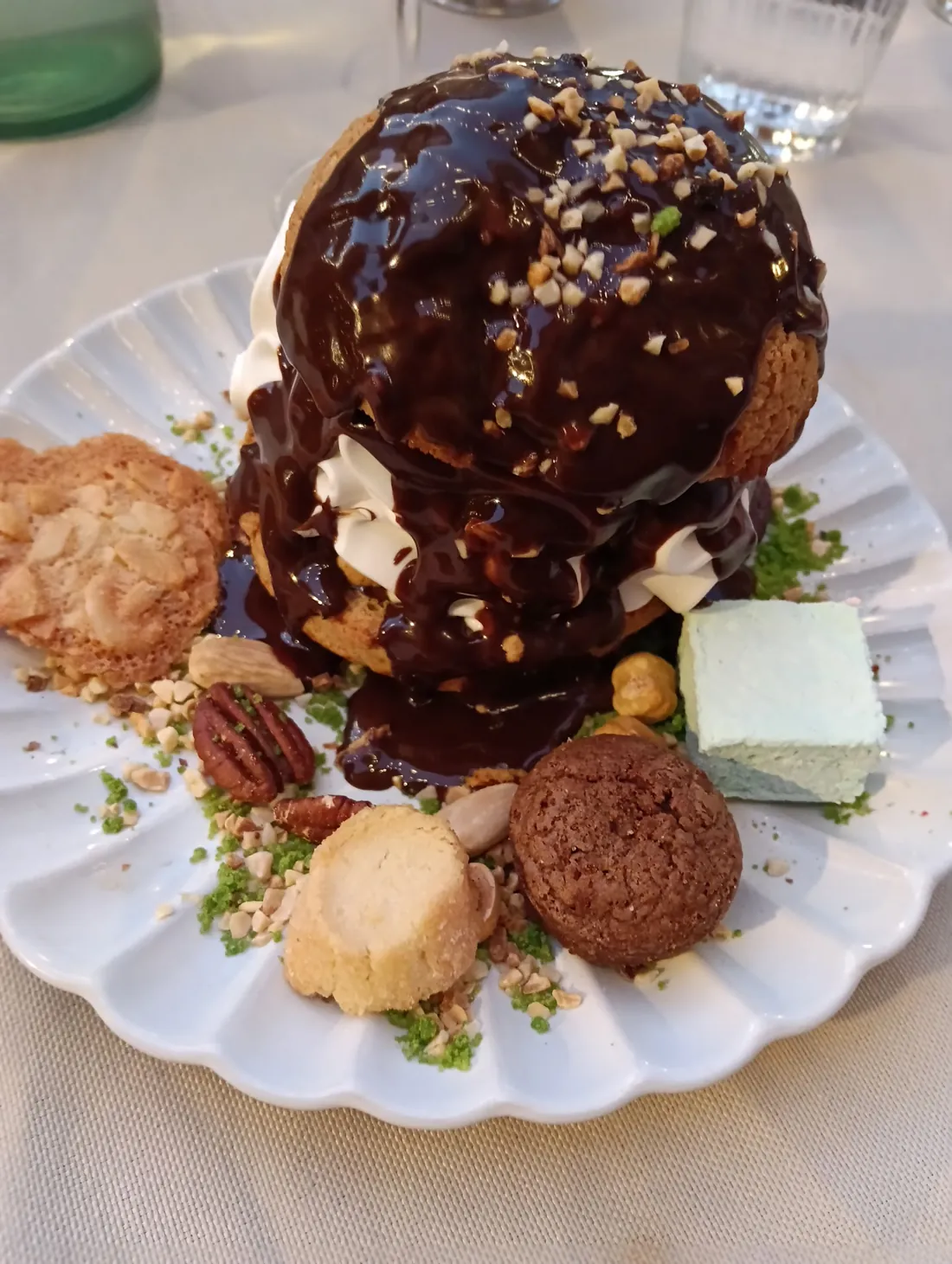 Dôme nappé de chocolat, noix de pécan et biscuits