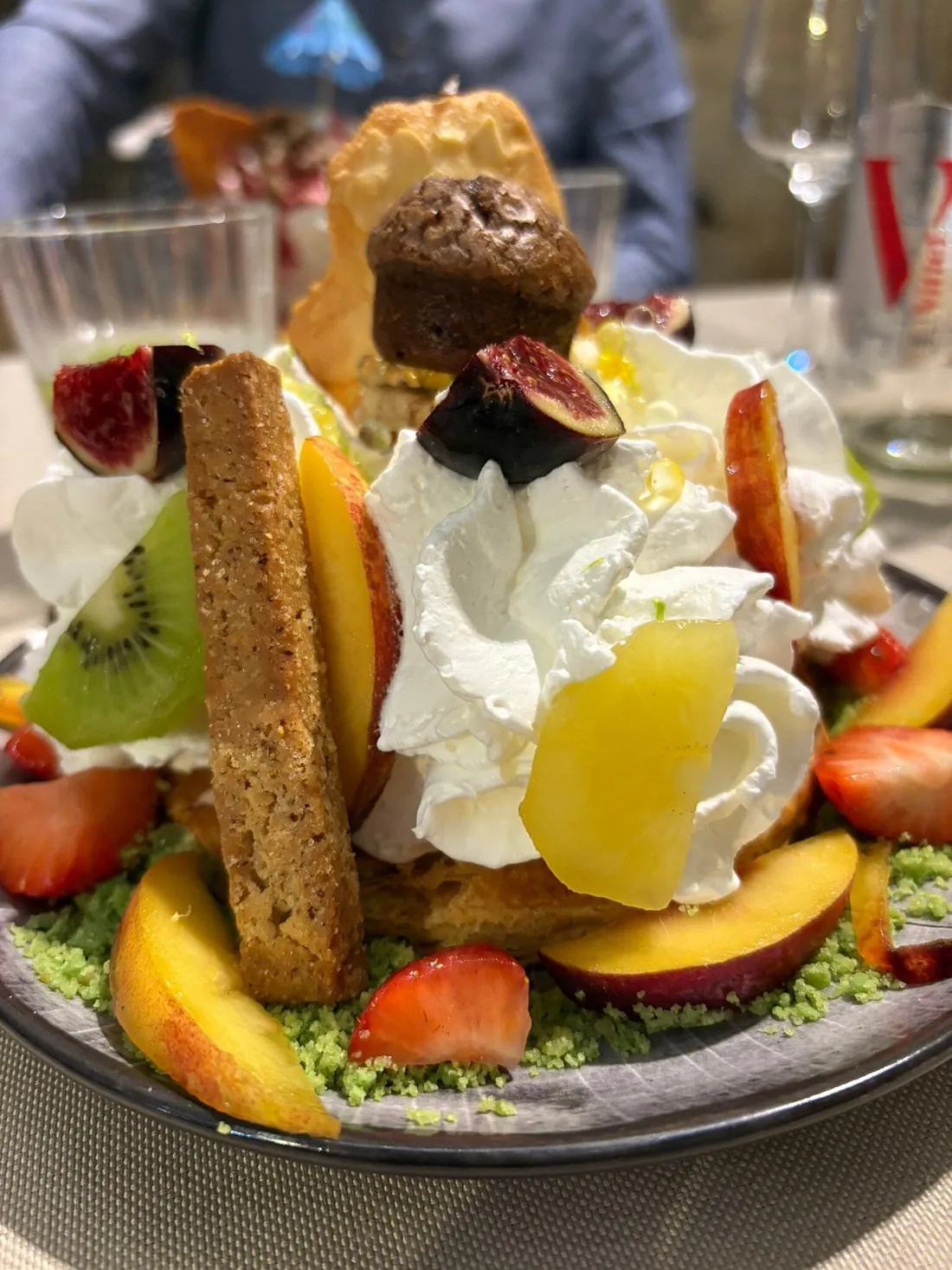 Dessert de fruits frais, chantilly et biscuit