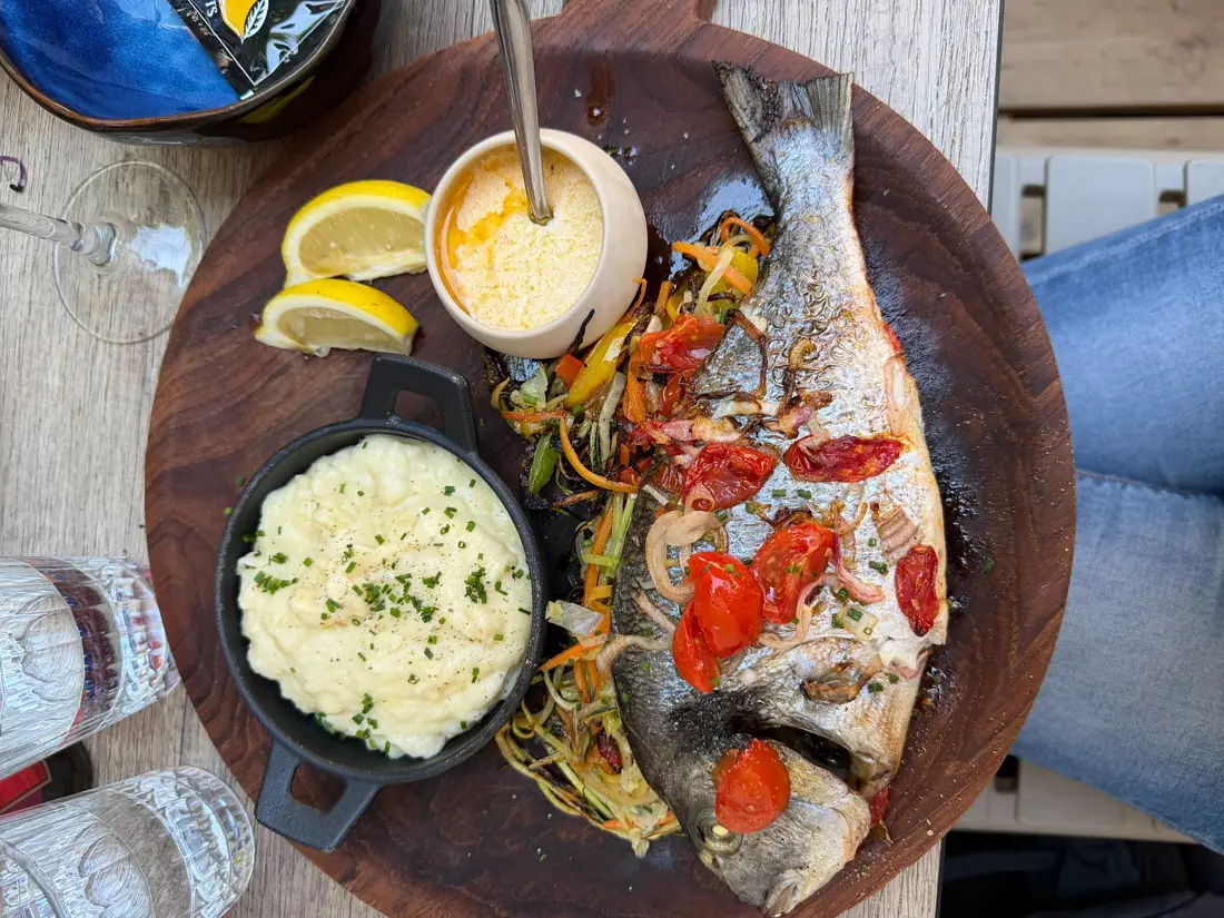Poisson entier grillé, purée en cocotte et sauce