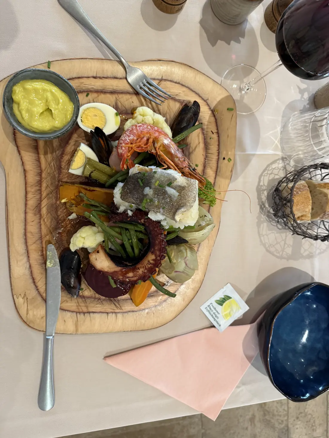 Planche de la mer : poulpe, crevettes, légumes et sauce