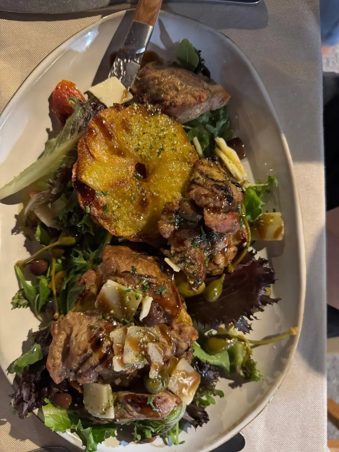 Salade composée, ananas rôti et viande